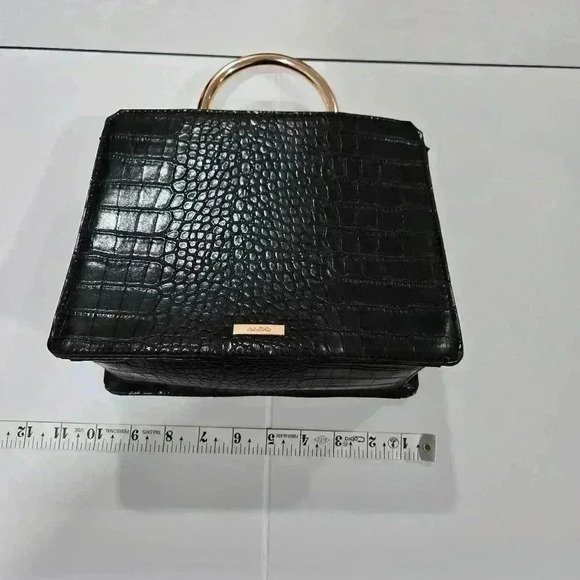 Elegant Black Croc-Embossed Handbag with Gold Accents - Picture 11 of 11